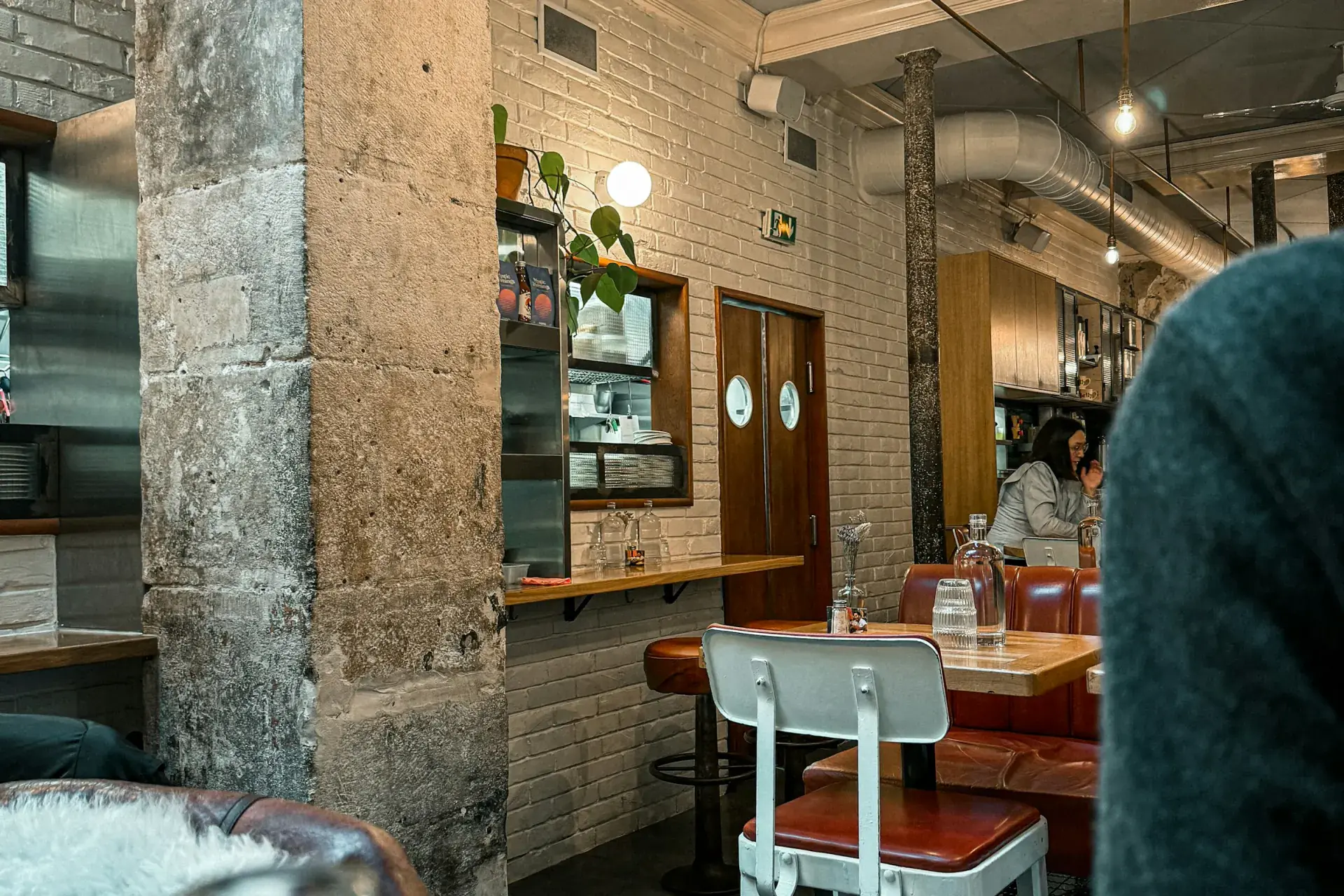 Intérieur chaleureux d'un restaurant moderne