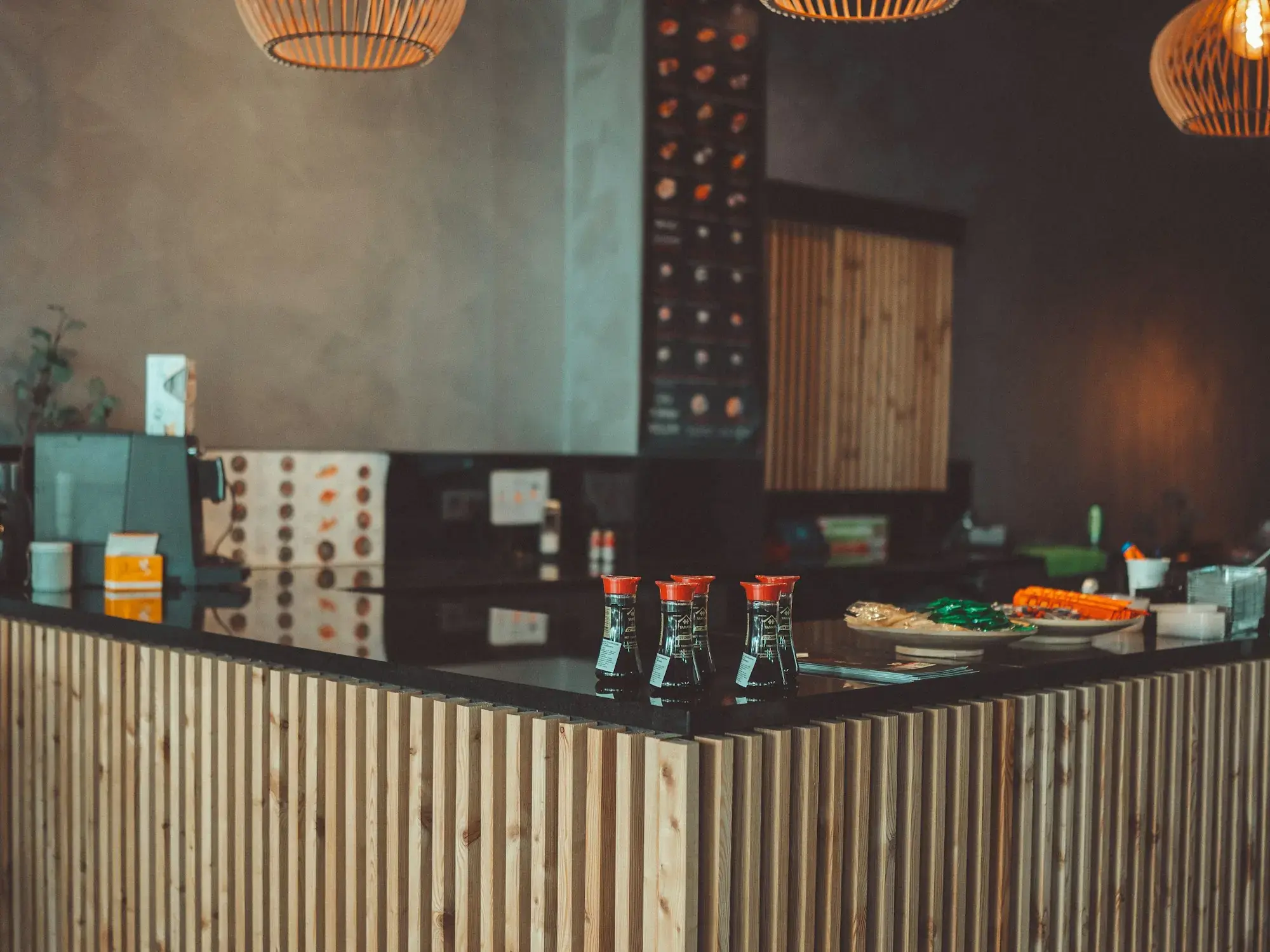 Comptoir d'un restaurant moderne prêt à accueillir son service